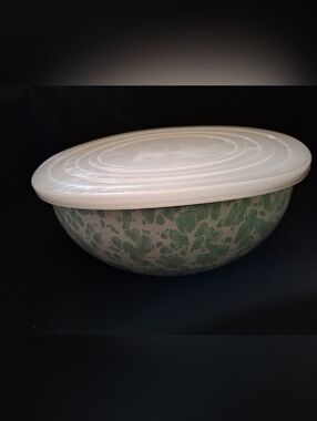 Golden Rabbit Enamalware, Sea Glass Speckled Mixing Bowl Set W/Lids